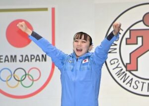 五輪のジャージを着て両手を斜めに掲げている宮田笙子選手