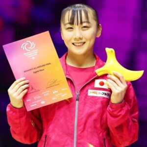 ピンクのジャージを着て表彰台に立っている宮田笙子選手